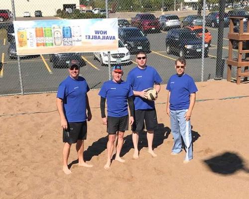 Saint 保罗 employees team up for volleyball